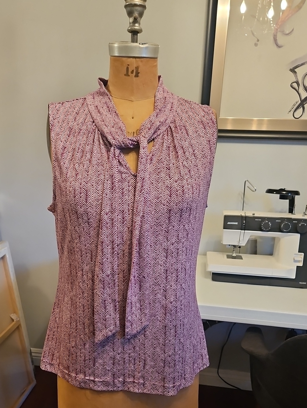 Banana Republic Sleeveless Tie-Neck Top in Mauve & White Chevron